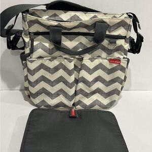 Skip Hop Duo Signature Diaper Bag Gray/Beige Chevron Design Stroller Straps Zip